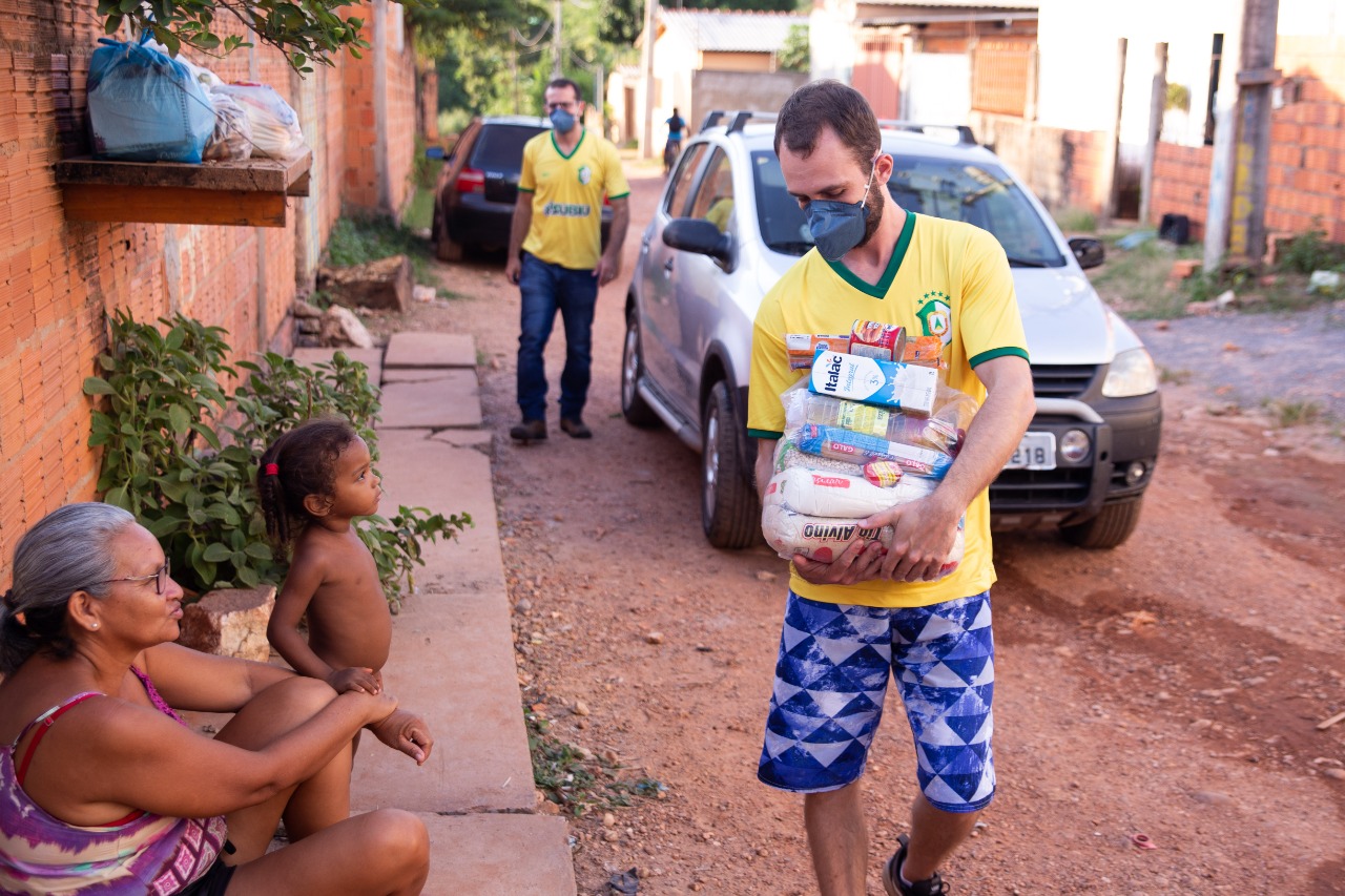 Voluntários fazem campanha de arrecadação de alimentos em prol de famílias carentes