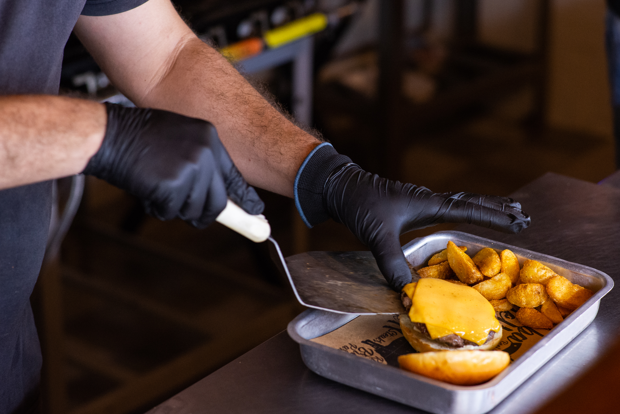 Hamburgueria tem happy hour com porções gourmet a preço máximo de R$ 32  