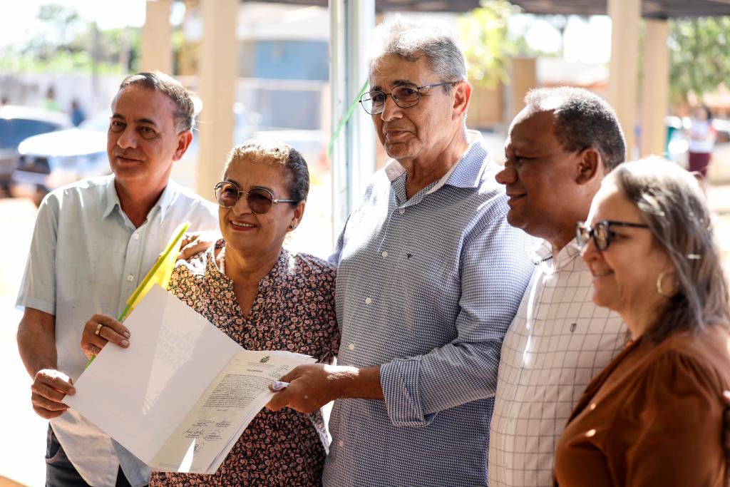 Governo entrega escrituras a famílias que aguardavam regularização há 40 anos