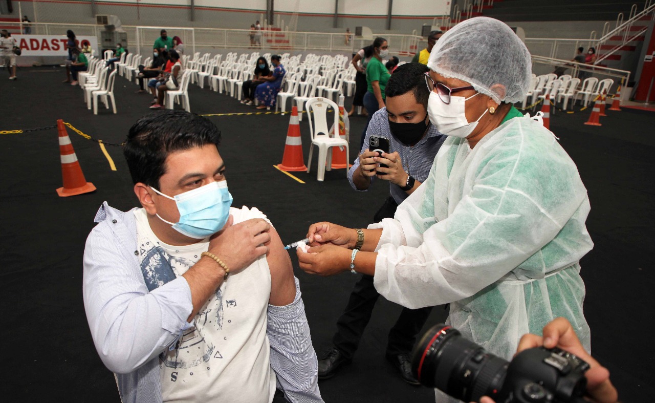Kalil é vacinado e prevê abertura de cadastro para pessoas acima de 25 anos 