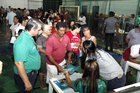 Cuiabá: mais 80 famílias recebem cartão de crédito definitivo para reforma