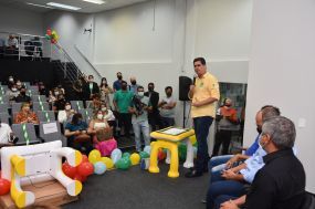 Emanuel promete mais investimentos e lembra que Educação é a base da sociedade