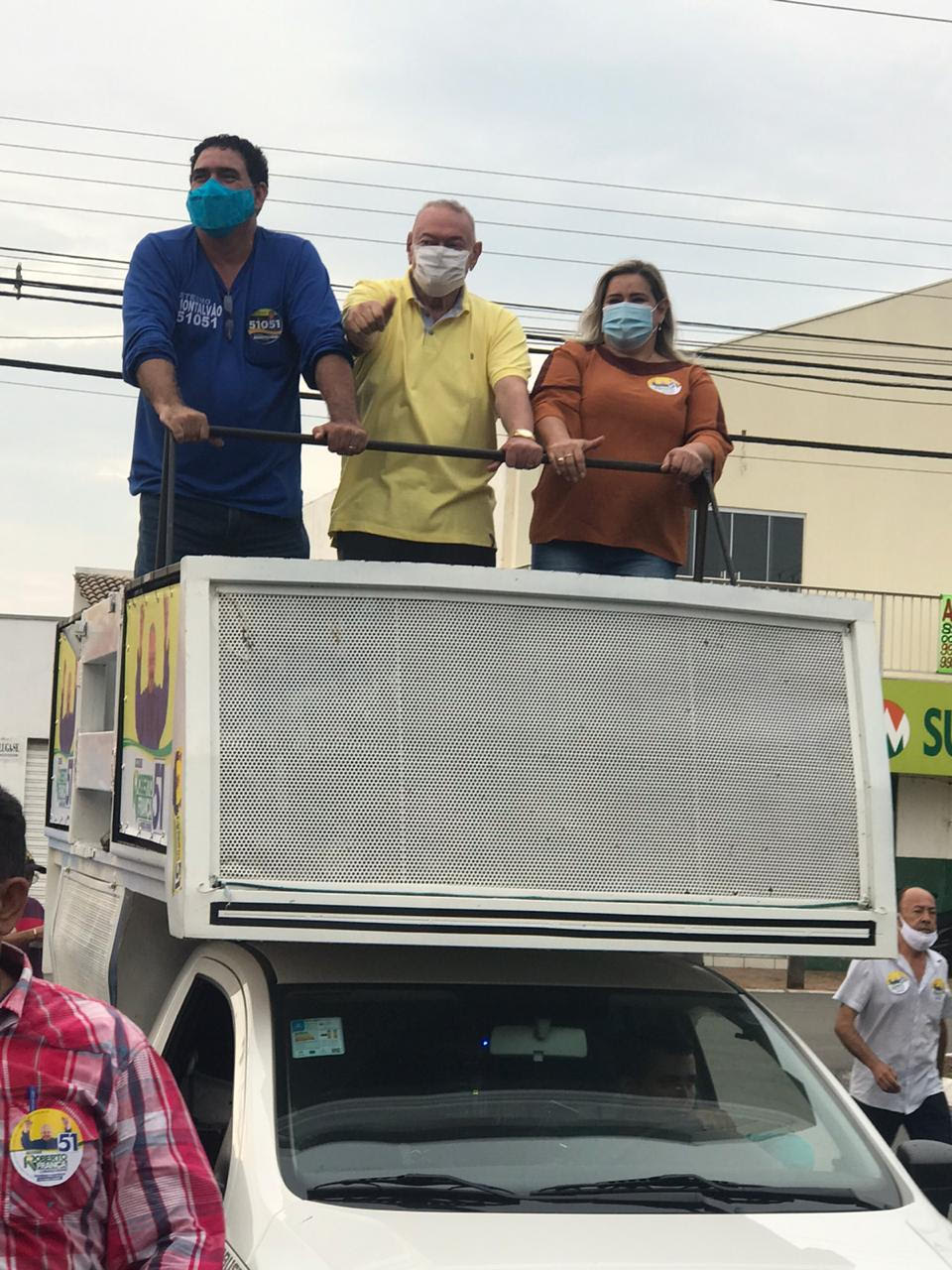 França encerra campanha com carreata e aposta no 2º turno