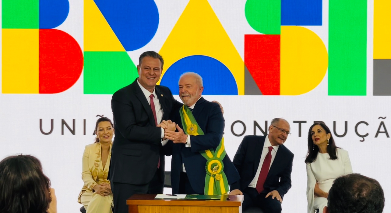 De volta ao Senado, ministro da Agricultura se estranha com suplente