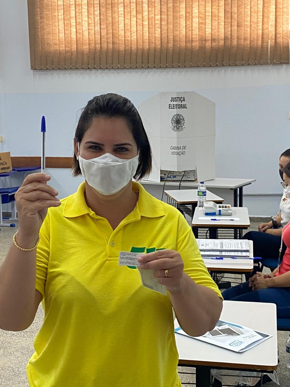 Coronel Fernanda vota usando caneta dada por Bolsonaro