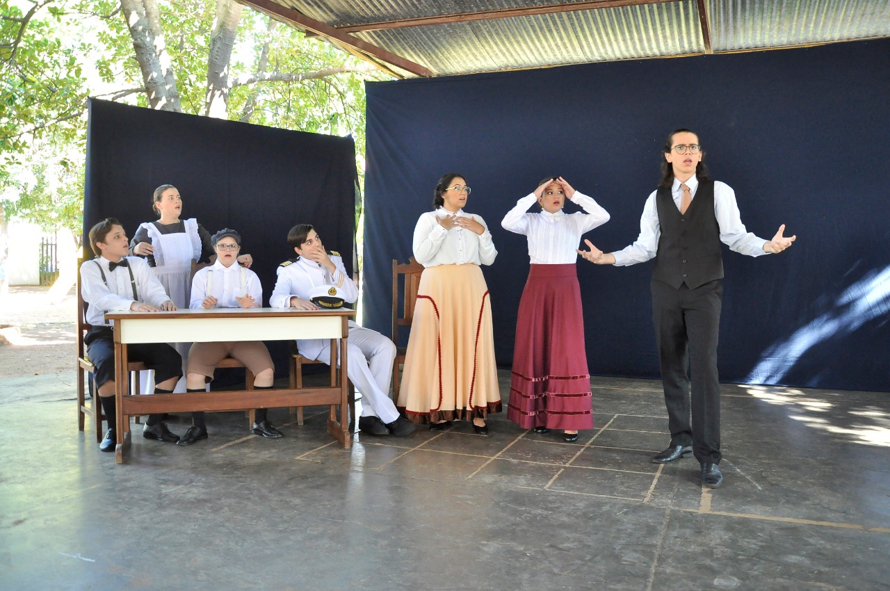 Alunos estreiam peça com crítica social 
