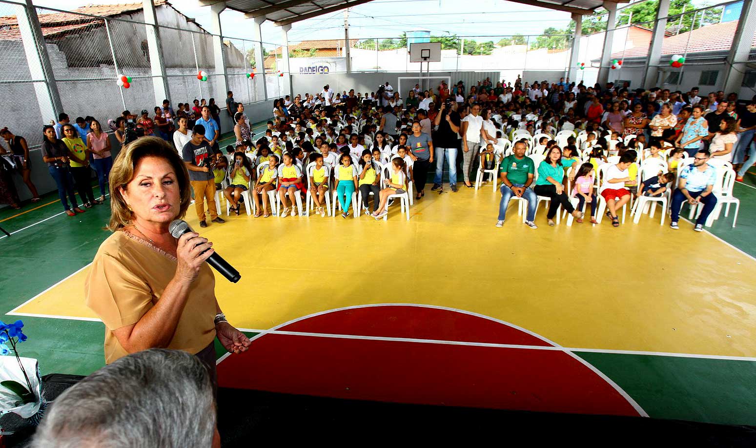Prefeita anuncia novo Decreto e define volta às aulas para o dia 18