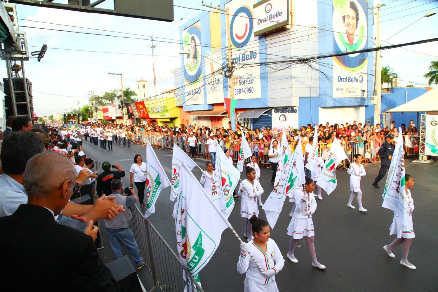 Desfile cívico-militar reúne mais de 30 mil pessoas em Várzea Grande