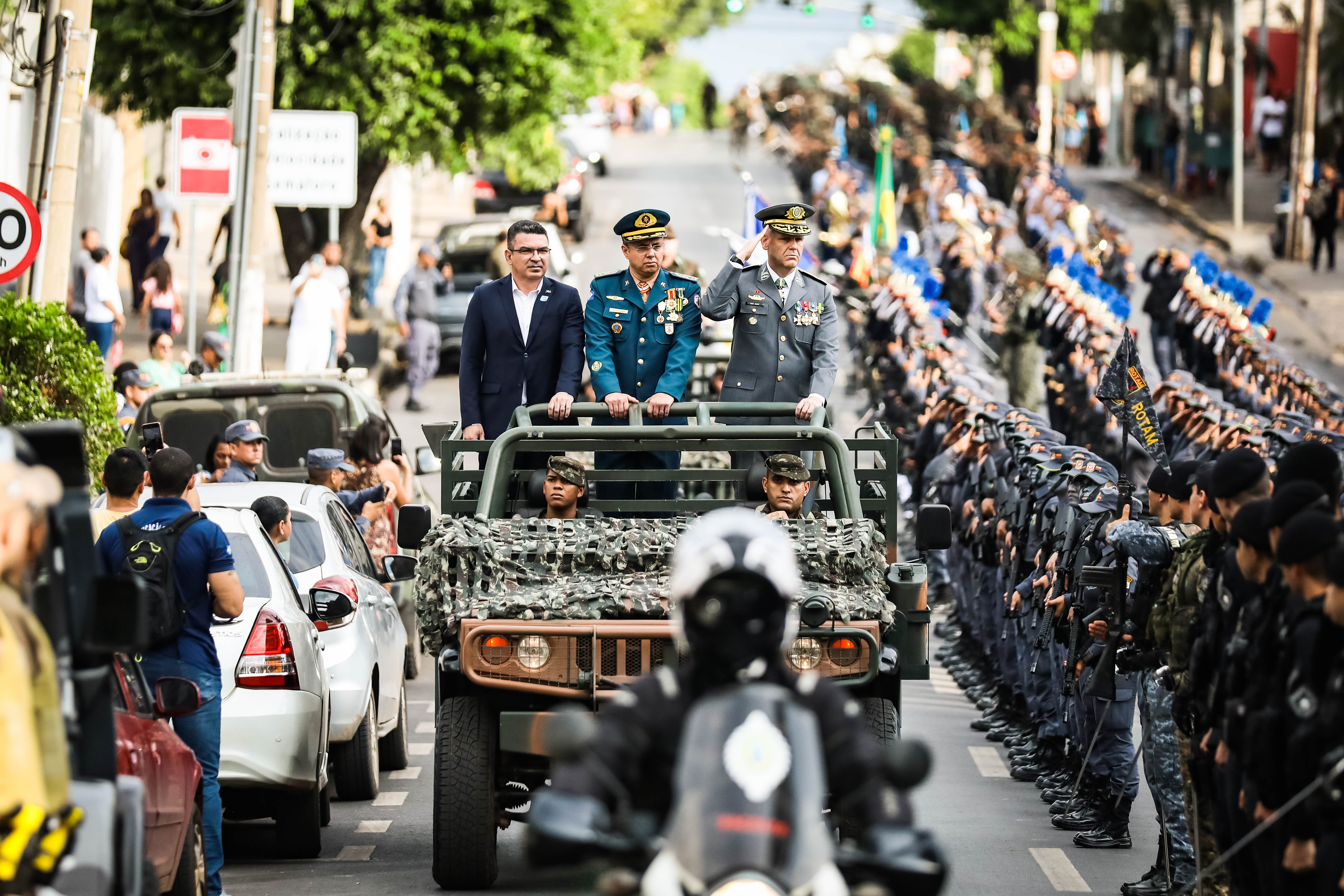 MT: desfile cívico-militar reúne centenas de pessoas em Cuiabá 