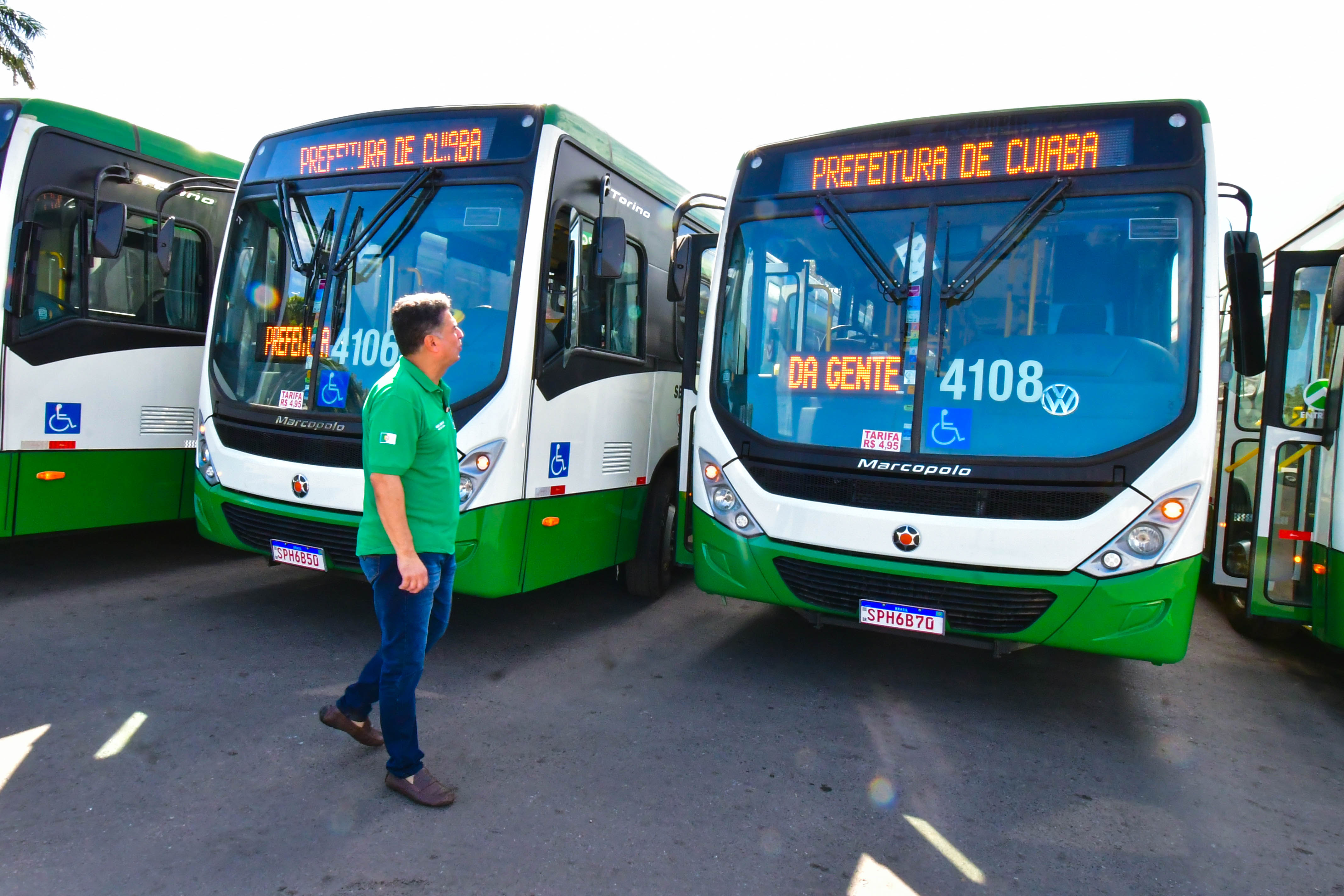 Emanuel entrega mais 13 ônibus e confirma frota 80% climatizada 