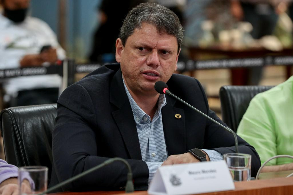 Tarcísio é interrompido por Bolsonaro e vaiado pelo PL em reunião tensa
