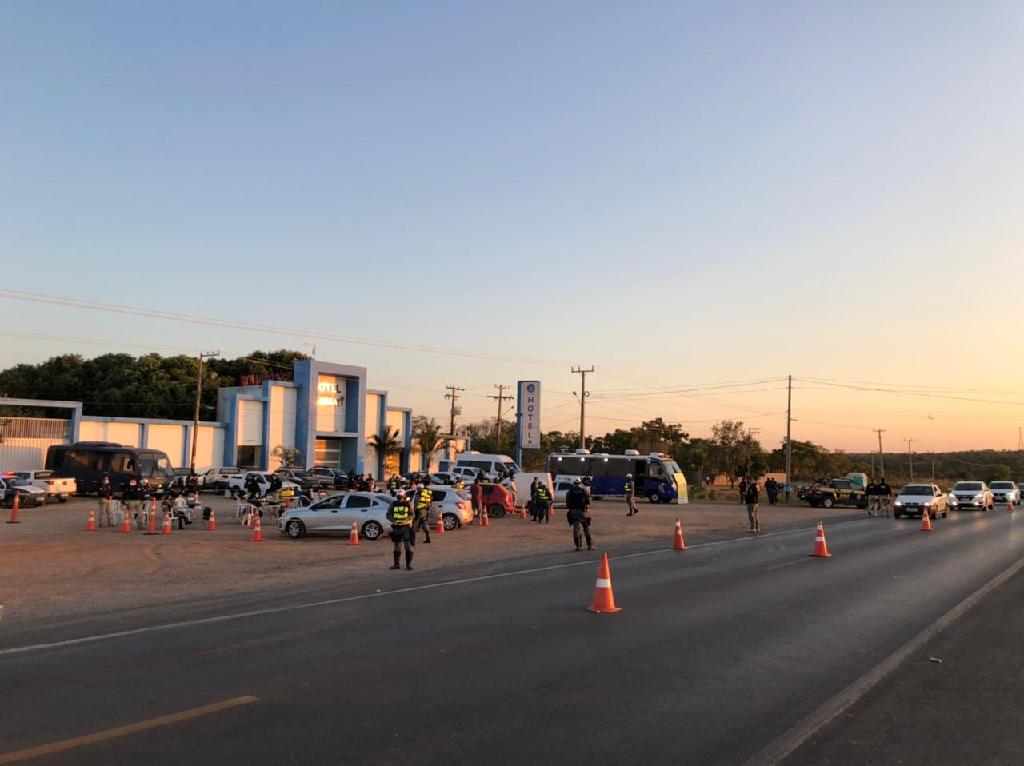 Ação de segurança integrada prende duas pessoas e autua 21 veículos