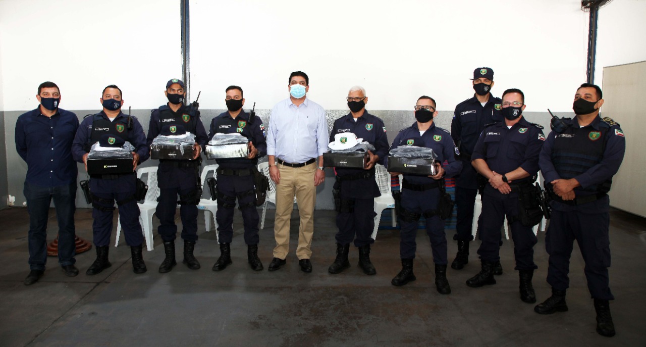 Kalil Baracat entrega fardas, equipamentos e anuncia concurso público