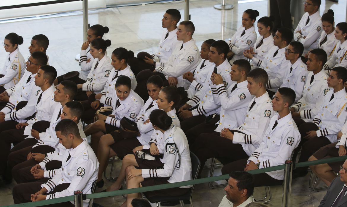 MPF ajuíza ação contra "padrão estético" em escolas públicas militares