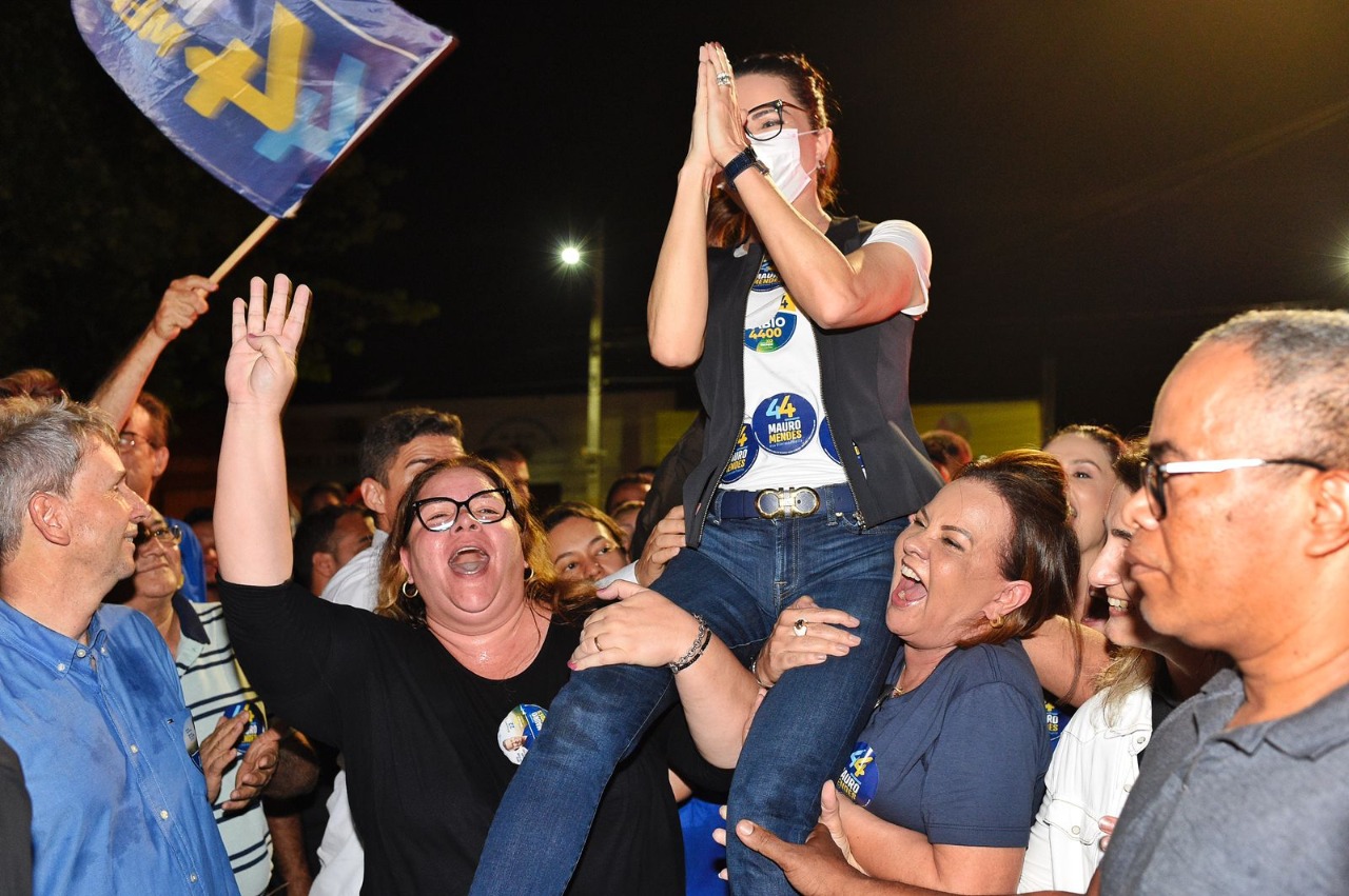 Primeira-dama Virginia Mendes emociona populares e é carregada pelo povo