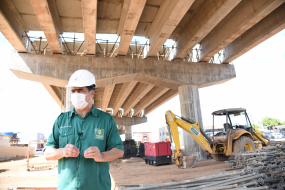 Prefeito vistoria obras de viadutos e lembra normas de biossegurança