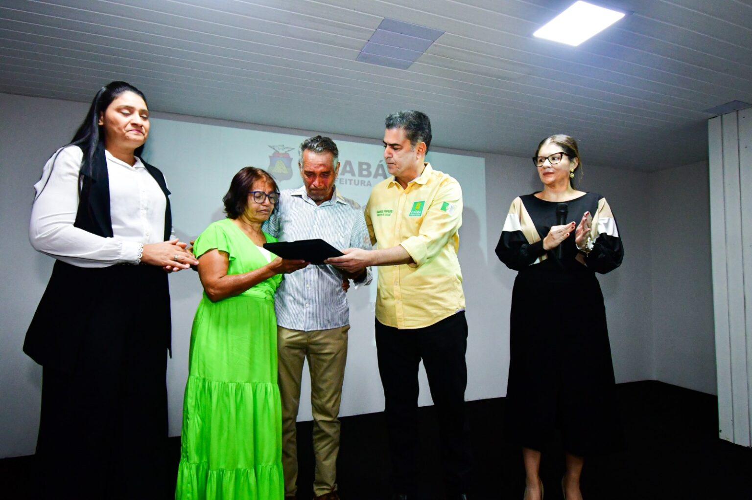 Emanuel inaugura auditório na capital e recebe homenagem de sindicato