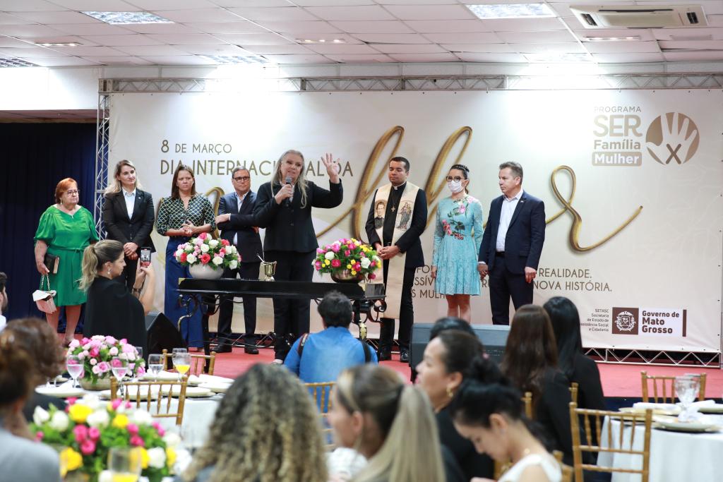 Primeira-dama de MT destaca missão que as mulheres têm na sociedade 