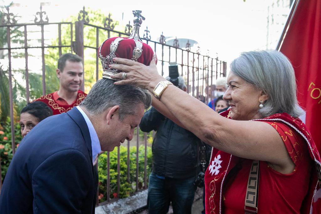 Momento de reverenciar a fé, diz governador ao receber festeiros do Senhor Divino