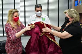 Prefeito e primeira-dama recebem manto do Senhor Bom Jesus de Cuiabá