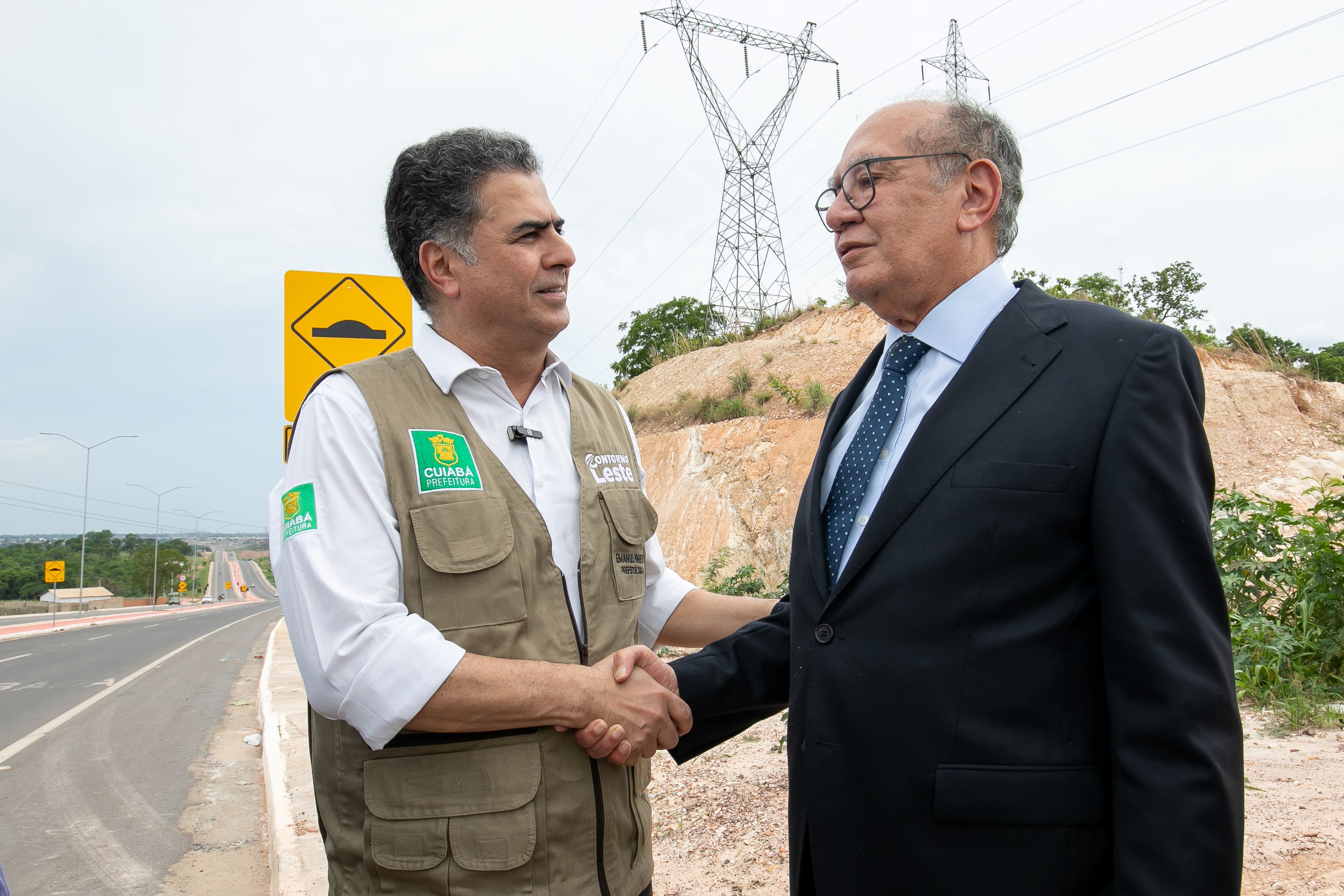 Com ministro Gilmar Mendes, prefeito de Cuiabá anuncia entrega de avenida