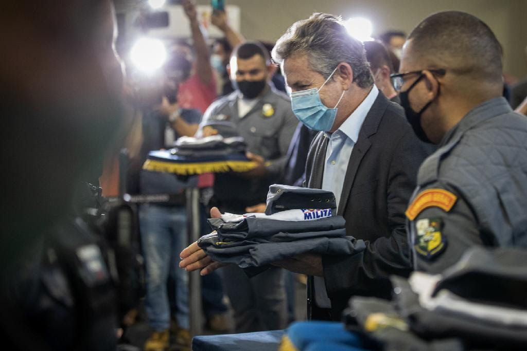 Nossa PM precisa estar bem armada, diz governador em ato de entrega fardas e pistolas 