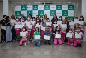 Marcia Pinheiro entrega certificado a mais 19 meninas do Programa Siminina
