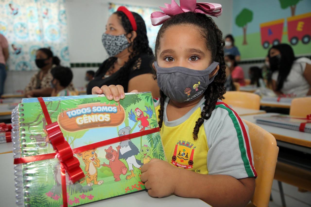 Várzea Grande entrega kits escolares e confirma plano de ação nas escolas